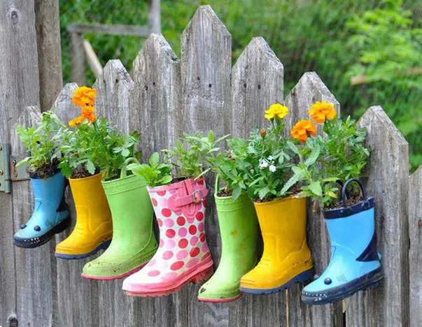 Des bottes colorées comme pots de fleurs chouette déco pour le jardin