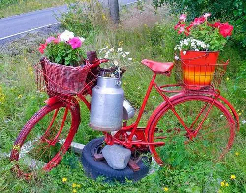 Un vieux vélo repeint comme support de pots