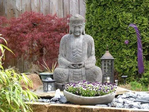 Grand bouddha dans un coin zen