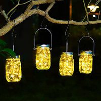 Jolies lanternes solaires à accrochées en décoration arbre